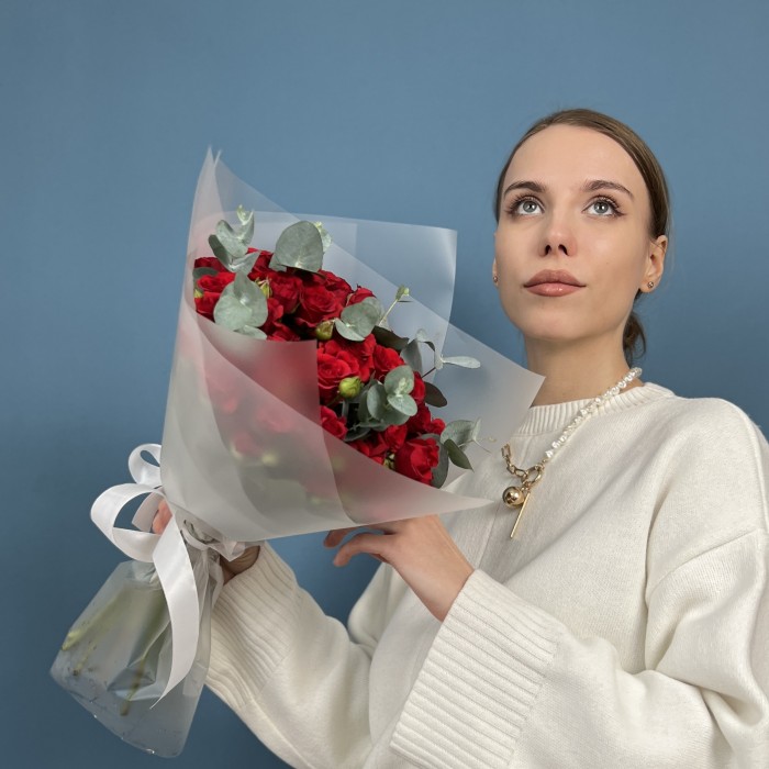 15 кустовых красных роз Рубикон 40 см